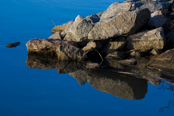 水の上の岩 — ストック写真