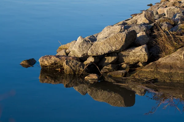水の上の岩 — ストック写真