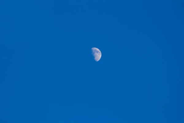 Cielo blu con luna Immagini Stock Royalty Free