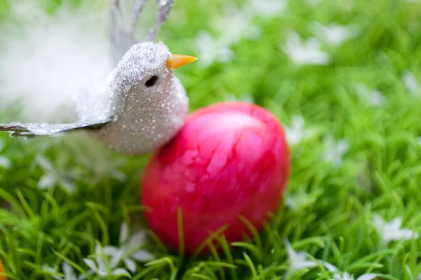Keleti - piros tojás-és a kis madár Stock Kép