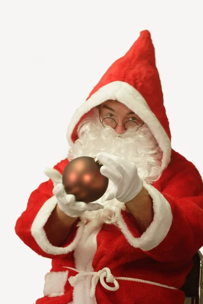 Санта с рождественским мячом — стоковое фото