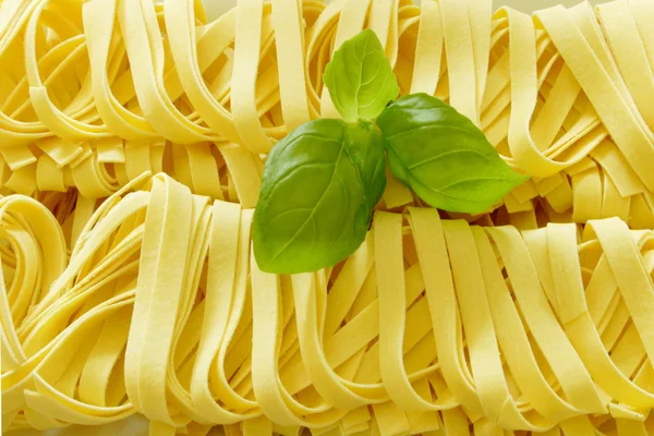 Pasta with fresh basil — Stock Photo, Image