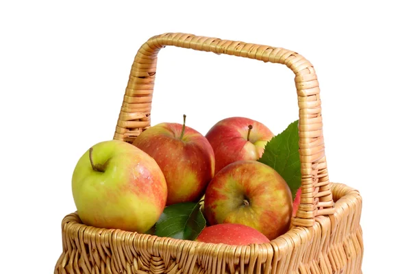 Корзина со свежими яблоками — стоковое фото