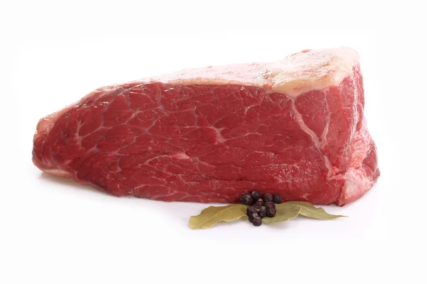 Νωπό βόειο κρέας με φύλλα δάφνης — Φωτογραφία Αρχείου