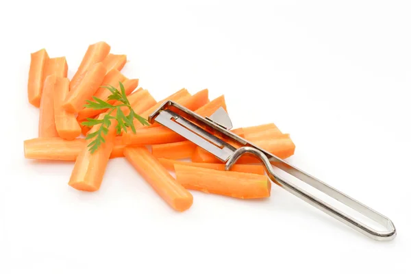 Морковь, порезанная ломтиками и ножом — стоковое фото