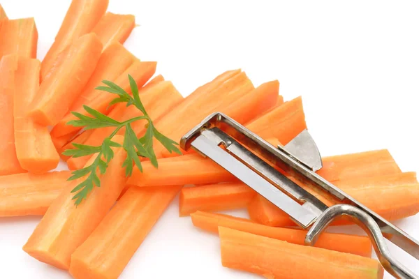 Morötter skär med en kniv — Stockfoto