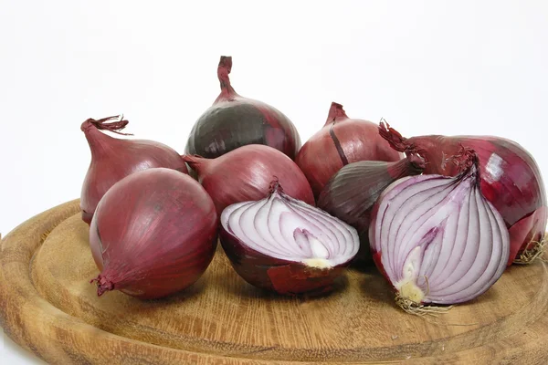 Rote Zwiebeln auf einem Küchentisch — Stockfoto