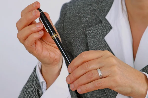 Penna i kvinna hand — Stockfoto