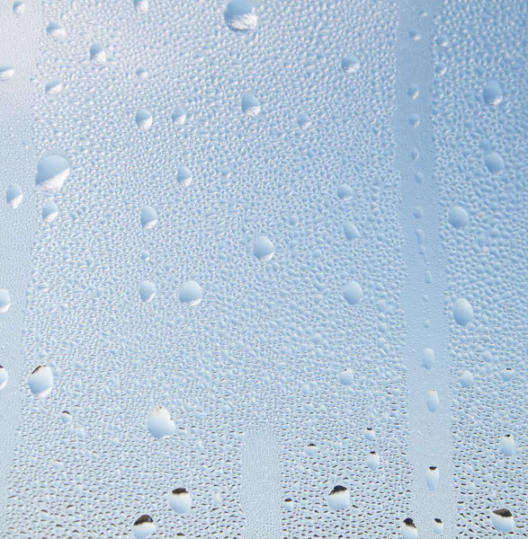 Gotas de água no céu azul — Fotografia de Stock