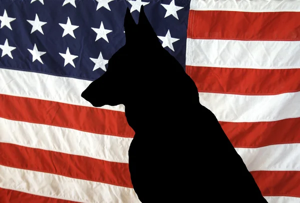 Schäferhund-Silhouette auf einer US-Flagge — Stockfoto
