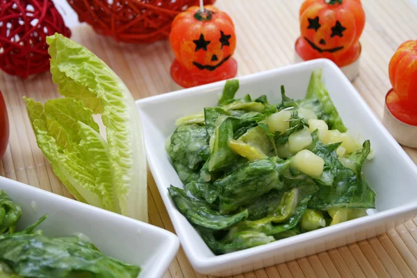 Zöld Saláta Krumplival Egy Tálban — Stock Fotó