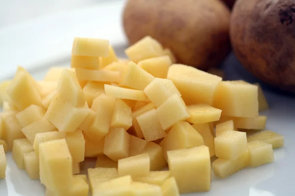 Wat Blokjes Verse Aardappelen Een Bord — Stockfoto