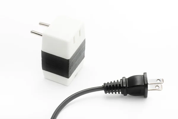 Cable de alimentación tipo americano enchufado al convertidor de voltaje blanco —  Fotos de Stock