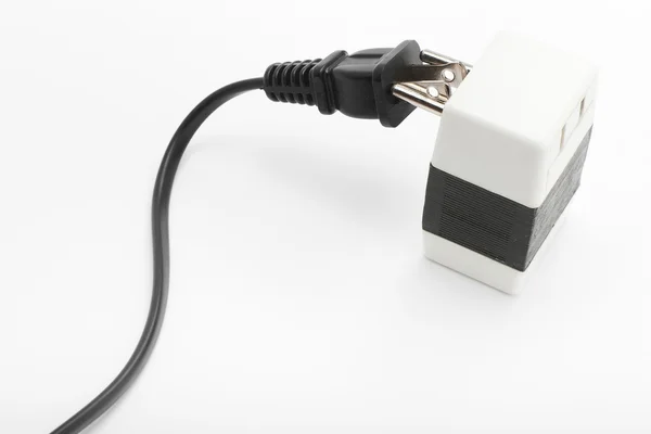 アメリカ型電源ケーブルを白い電圧コンバーターに接続 — ストック写真