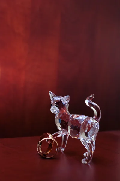 Kristall katt med vigselringar — Stockfoto