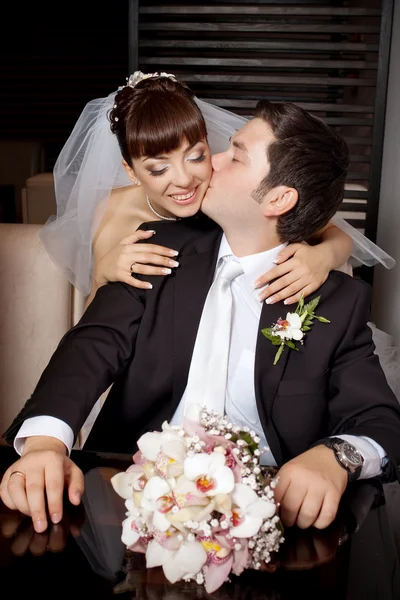 Bruidegom bruid kussen in de Wang — Stockfoto