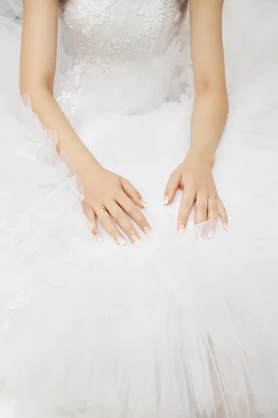 Panna młoda ręce na białej sukni — Zdjęcie stockowe