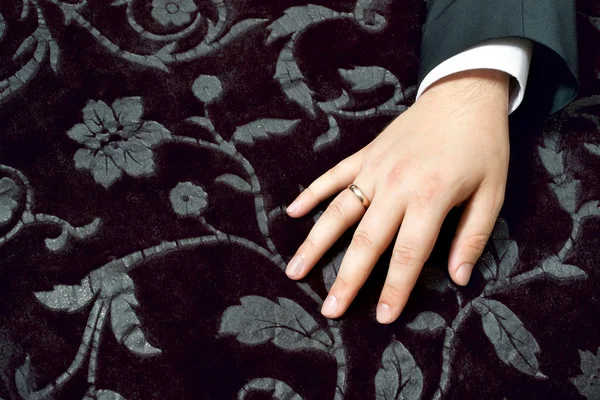 Rukou ženicha s snubní prsten — Stock fotografie