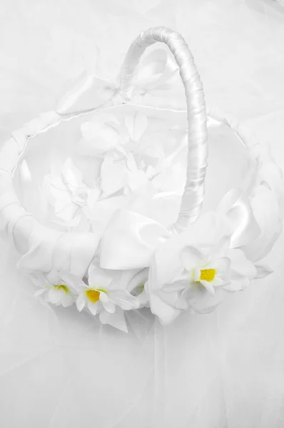 Białe ślubne satynowe torby — Zdjęcie stockowe