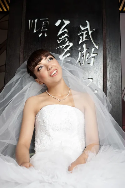 白いドレスの花嫁の笑みを浮かべてください。 — ストック写真