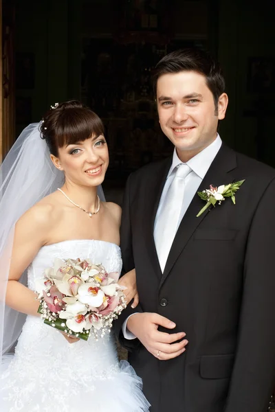 Junges Hochzeitspaar lächelt — Stockfoto