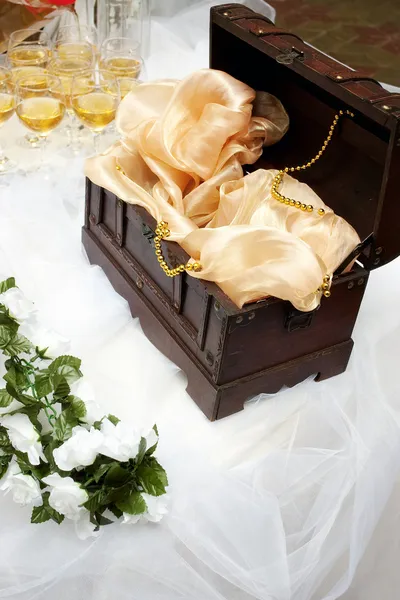 Caja de dinero en mesa de boda — Foto de Stock