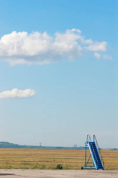 Velha escada azul no aeródromo — Fotografia de Stock