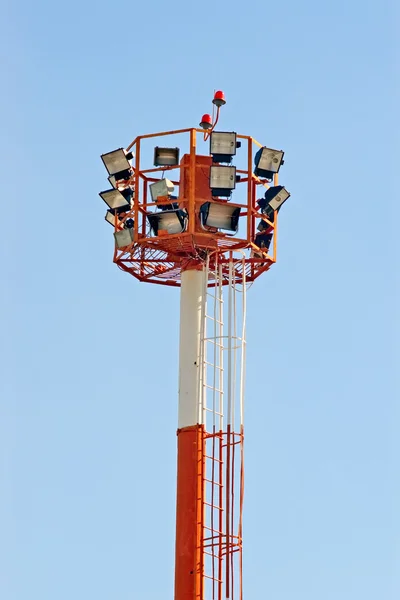 Aeródromo torre holofotes de aterragem — Fotografia de Stock