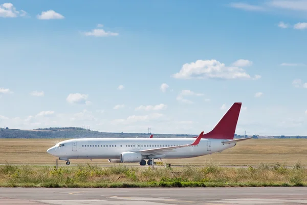Passenger airplane on runway — Stock Photo, Image