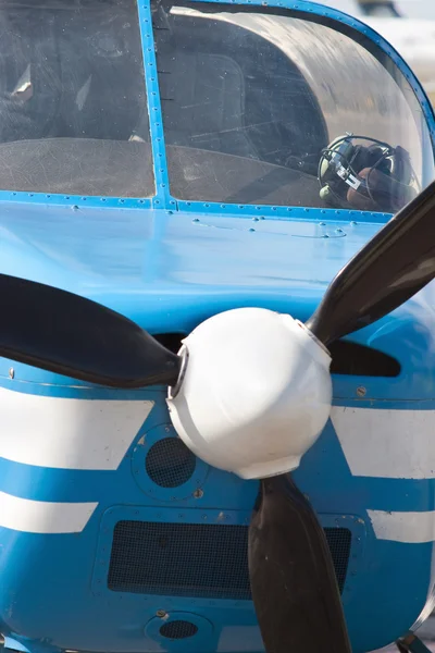 Fechar o nariz do avião com cabine piloto — Fotografia de Stock