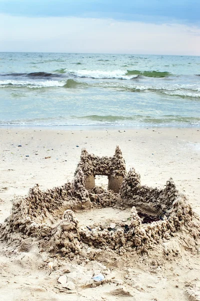 Burg aus Sand am Meeresstrand — Stockfoto