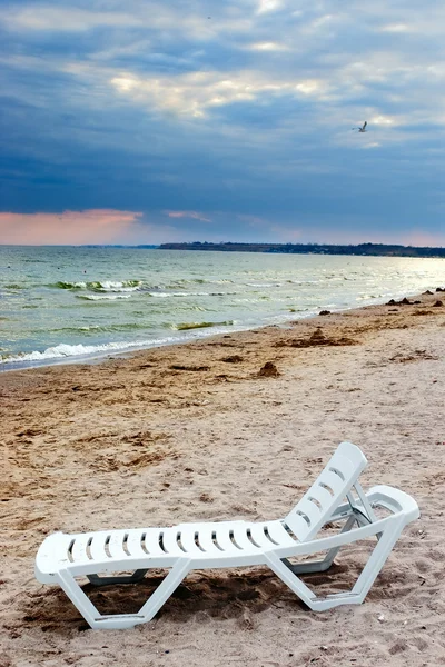Chaise lounge en la playa del mar —  Fotos de Stock