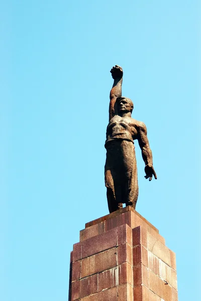 Bronze statue of soviet working man with clenched fist — Stock Photo, Image