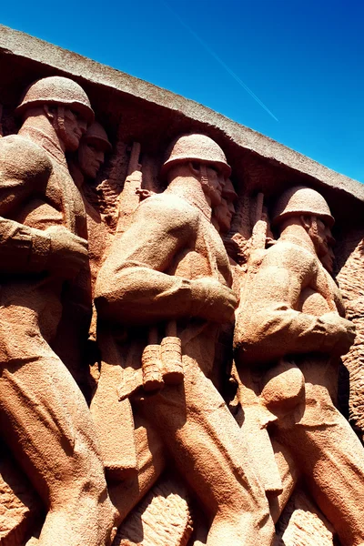 World War II monument with Soviet soldiers — Stock Photo, Image