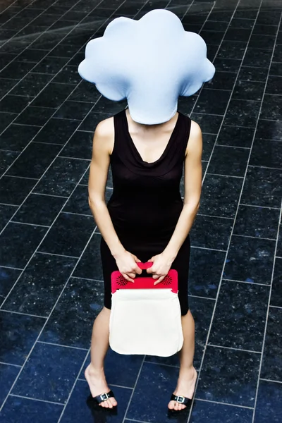 Niña nublada con una bolsa — Foto de Stock