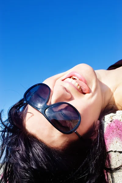 Fericit tachinare fata în ochelari de soare — Fotografie, imagine de stoc
