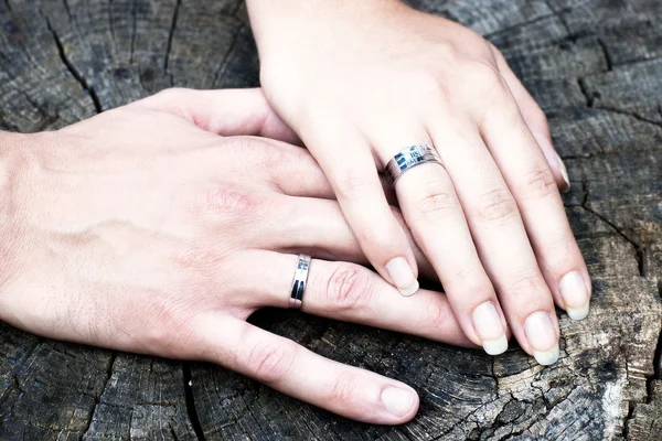 Dvě ruce novomanželé — Stock fotografie