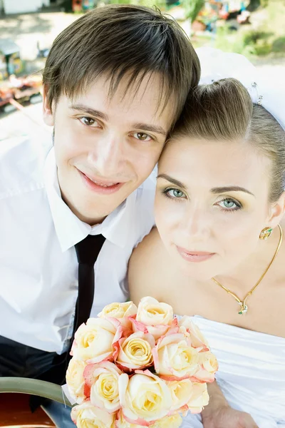 Bruid en bruidegom glimlachen — Stockfoto