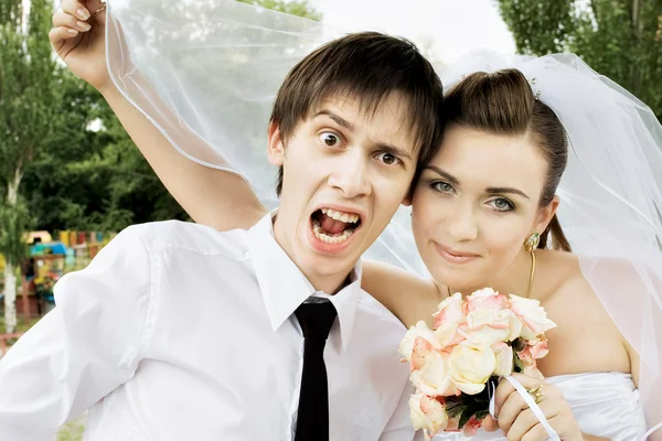 Bruid en bruidegom met grappige expressie — Stockfoto