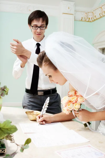 Novia firmando un certificado de matrimonio — Foto de Stock