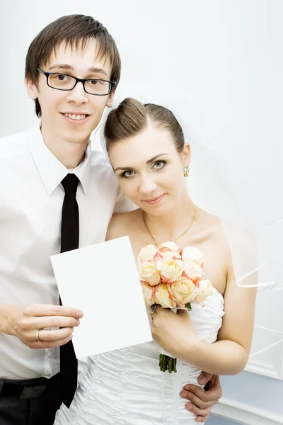 Novomanželé s prázdnou kartu — Stock fotografie