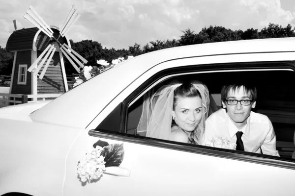 Novia y novio con un coche blanco —  Fotos de Stock