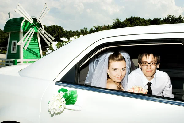Jeunes mariés en voiture — Photo