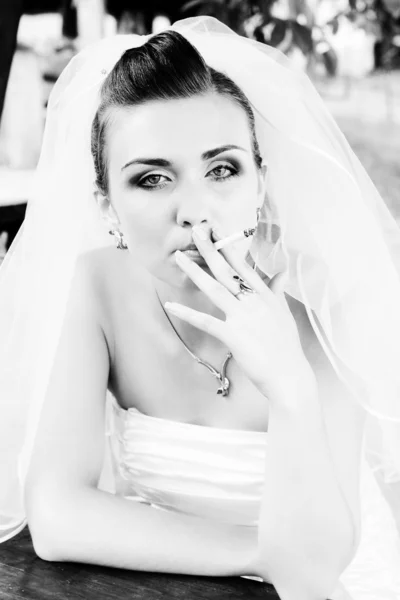 煙草をベールの花嫁 — ストック写真