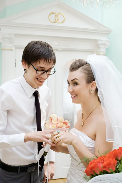 Lachen bruid en bruidegom in register kantoor — Stockfoto