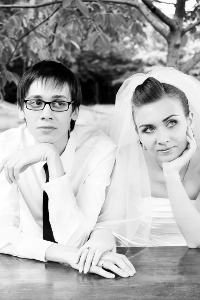 Manos de novia y novio con anillos — Foto de Stock