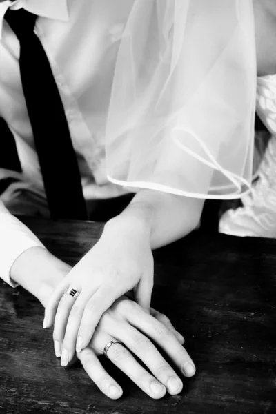 Mains de mariée et marié avec anneaux — Photo