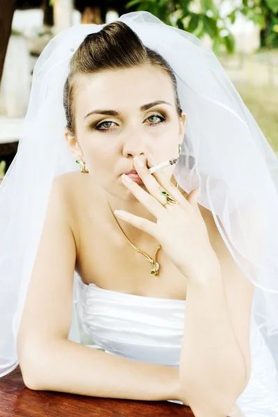 Braut raucht eine Zigarette — Stockfoto