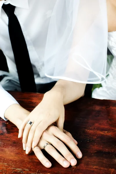 Bruid en bruidegom handen met ringen — Stockfoto