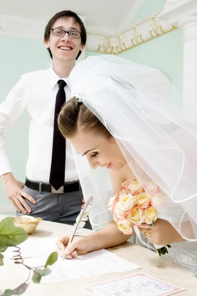 Mariée signant un certificat de mariage — Photo